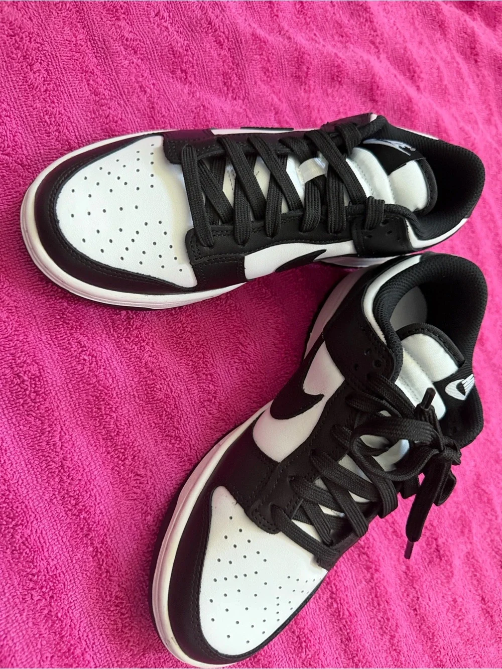 Nike Men's Black and White Low-Top Sneakers